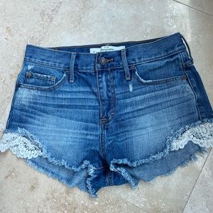 ABERCROMBIE & FITCH: CUT OFF DENIM SHORTS